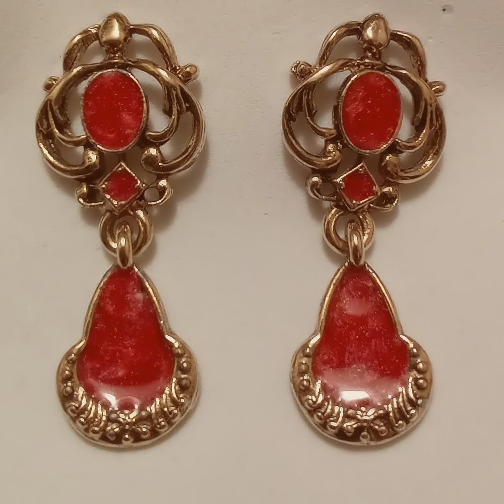 PIERCED GOLD PLATED PENDANT/DROP/DANGLE EARRINGS WITH CORAL ACCENT COLOR